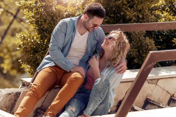 Çevrilmemiş ve açık oturma mutlu genç çift