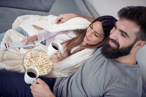 Televizyon Izlerken Kahve Içme Kanepeye Patlamış Mısır Yemek Mutlu Çift — Stok fotoğraf
