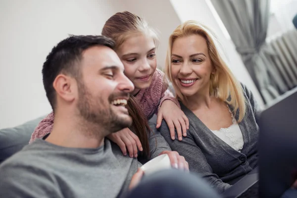 Familia Viendo Película Ordenador Portátil Sala Estar — Foto de Stock