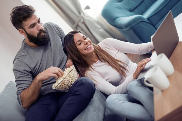 Paar Schaut Film Und Isst Popcorn Auf Sofa — Stockfoto