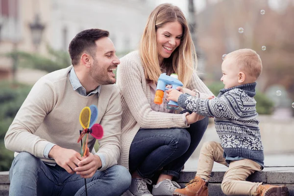 Mutlu genç aile şehirde eğleniyor