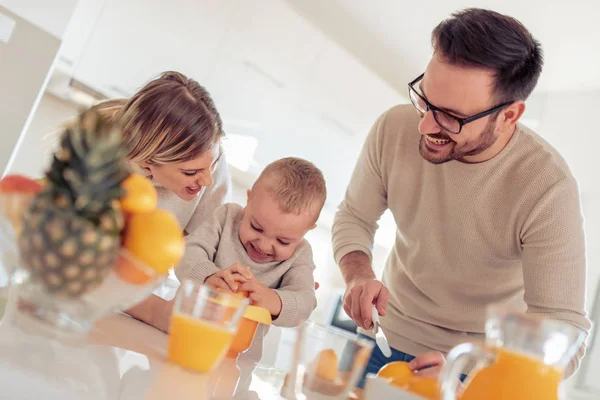 Portakal suyu yapım neşeli genç Aile.