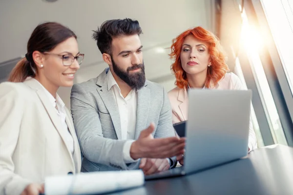 Gruppe Von Geschäftsleuten Diskutiert Ideen Amt — Stockfoto