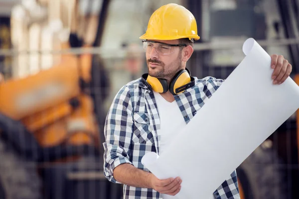 Porträtt Arkitekt Vid Arbete Med Hjälm Byggarbetsplatsen — Stockfoto