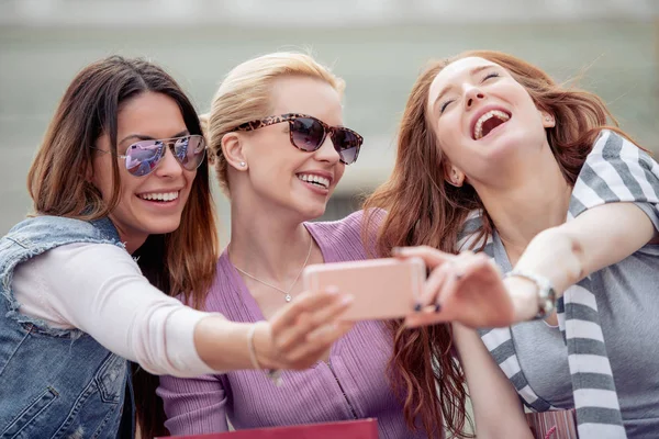 Neşeli Genç Yetişkin kız açık havada selfie alarak