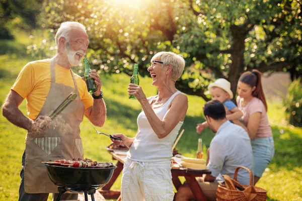 Gelukkige Familie Met Barbecue Partij Zomertuin — Stockfoto