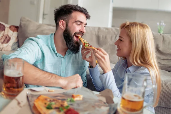 Paar Isst Pizzasnack Hause — Stockfoto