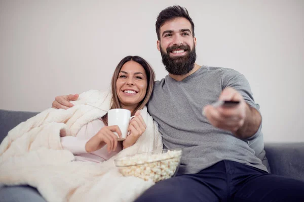 Televizyon Izlerken Kahve Içme Kanepeye Patlamış Mısır Yemek Mutlu Çift — Stok fotoğraf