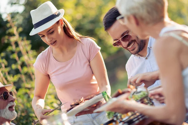 İki kuşak aile piknik güneşli bir gün, bahçede