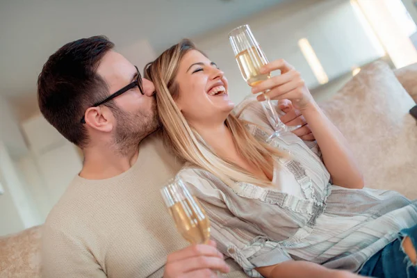 Linda Pareja Joven Disfrutando Casa — Foto de Stock