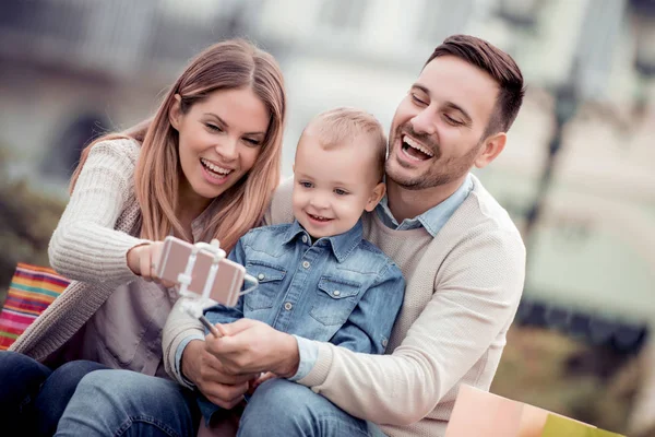 Baba, anne ve oğul City selfie almak ve iyi eğlenceler.