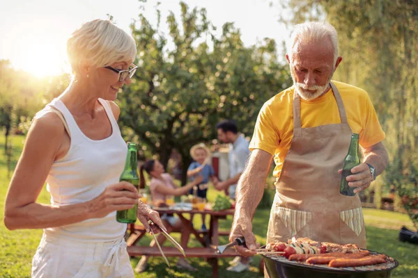 Familia Feliz Teniendo Fiesta Barbacoa Jardín Verano — Foto de Stock