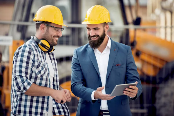 Två Ingenjörer Konstruktion Hjälmar Med Tabletten Handen — Stockfoto