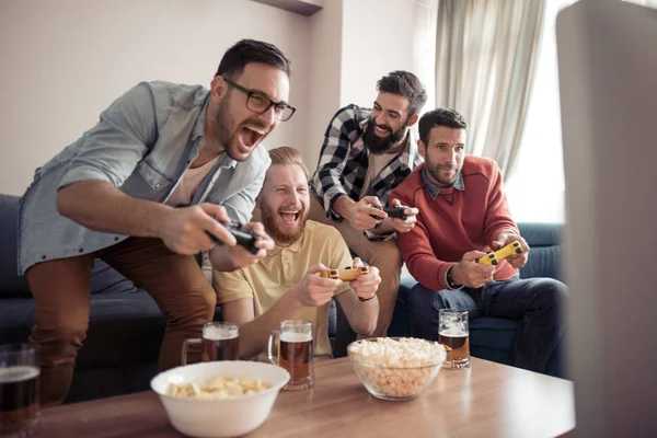 Щасливі Чоловіки Друзі Пивом Попкорном Чіпсами Дивиться Спорт Вдома — стокове фото