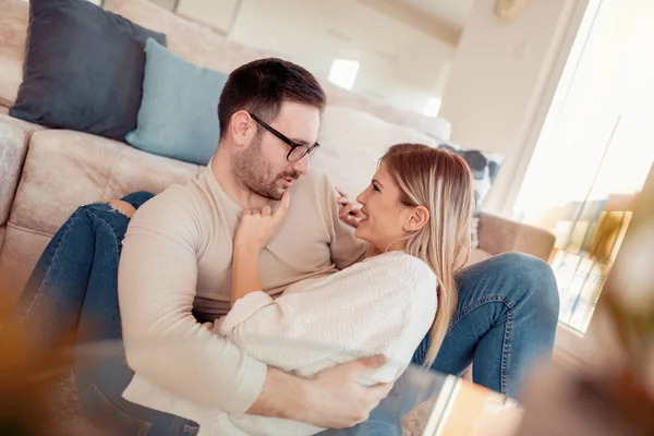 Sevimli Genç çift evde zevk.