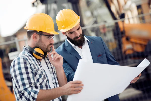 Deux Ingénieurs Constructeurs Avec Plan Directeur Sur Chantier Construction — Photo