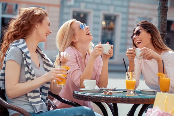 Vriendinnen Glimlachend Zitten Straat Cafe — Stockfoto