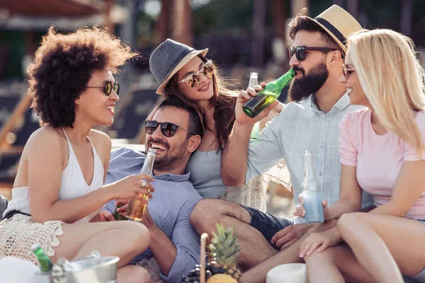 Grupo Amigos Teniendo Fiesta Playa — Foto de Stock