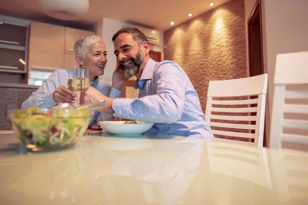 Romantische Ouder Paar Eten Bij Moderne Kamer — Stockfoto