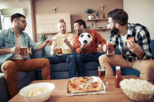 Zadowolony Mężczyzna Przyjaciół Piwem Popcorn Żetony Oglądanie Sportów Domu — Zdjęcie stockowe