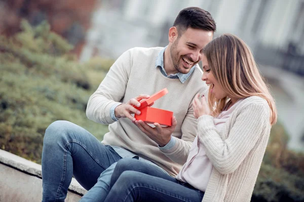 Hombre Dando Regalo Caja Roja Novia — Foto de Stock