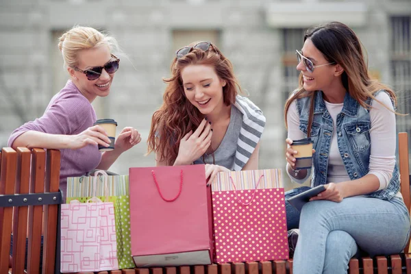 Drie Lachende Vriendinnen Shoppen Stad — Stockfoto