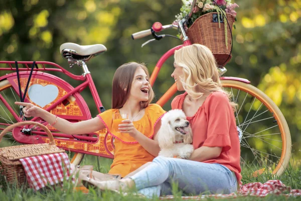 Anne ve kızı ile beyaz köpek parkında eğleniyor