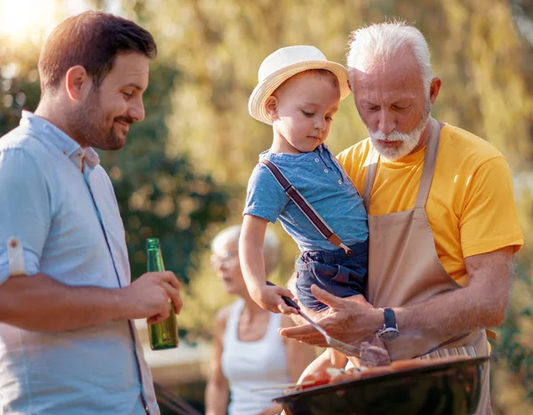 Familia Feliz Teniendo Fiesta Barbacoa Jardín Verano — Foto de Stock