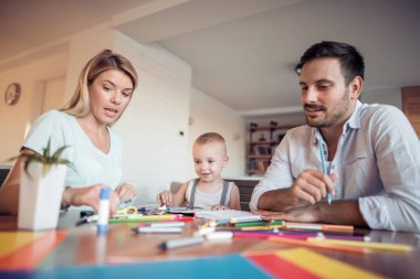 Boya kalemi nasıl aile, baba ve mater lookinf çizim çizim oğlu.
