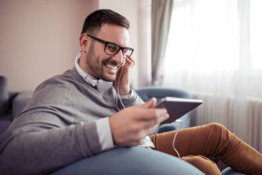 Adam dijital tablet üzerinden müzik dinleme