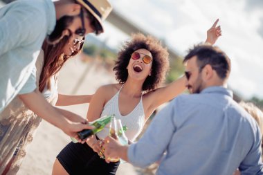 Plajda parti arkadaş grubu.