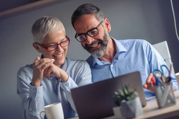 Gente Madura Discutiendo Trabajando Oficina — Foto de Stock