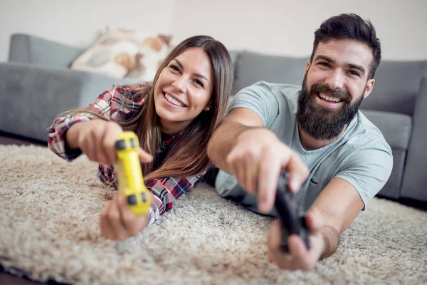 Junges Paar Spielt Videospiele Lächelt Und Lacht Zusammen — Stockfoto