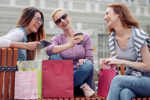 Três Namoradas Sorridentes Fazendo Compras Cidade — Fotografia de Stock