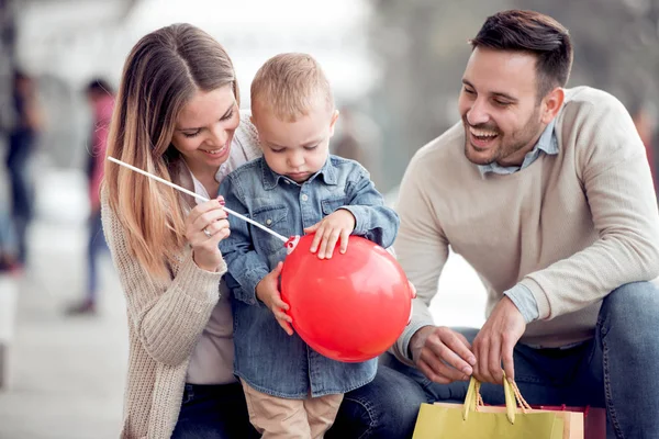 Lycklig Familj Med Små Barn Och Shoppingväskor Staden — Stockfoto