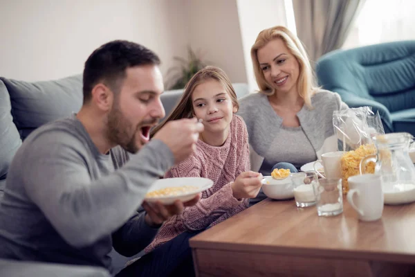 Портрет Счастливой Молодой Семьи Завтракающей Вместе Дома — стоковое фото