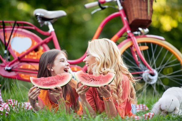 Madre Figlia Godendo Insieme Pic Nic Nel Parco — Foto Stock