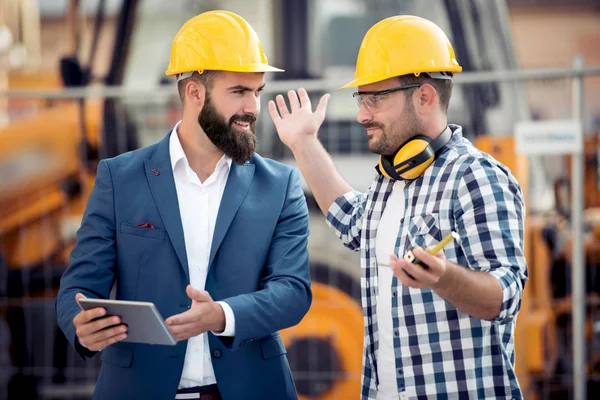 Två Ingenjörer Konstruktion Hjälmar Med Tabletten Handen — Stockfoto