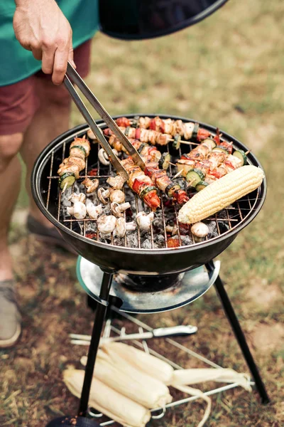 Surtido Deliciosa Carne Parrilla Con Verduras Sobre Carbones Barbacoa — Foto de Stock