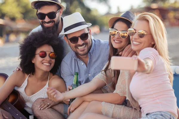 Selfie sahilde olan arkadaş grubu 