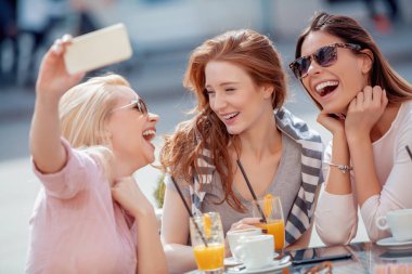 Güzel kızlar café.Communication,holidays ve arkadaşlık kavramında kahve içme.