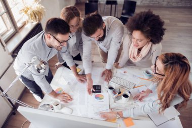 Üstten görünüm iş adamları konferans sırasında grafik arıyorsunuz.