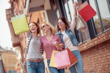 Şehrin alışveriş torbaları mutlu kadınlarla. Alışveriş, arkadaş, mutluluk ve Turizm kavramı.