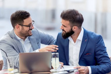 İki iş adamları kafe ya da restoran çalışıyor. İş kavramı.