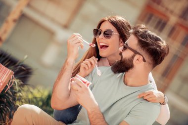 Mutlu genç çift dışarıda eğleniyor ve gülümsüyor..