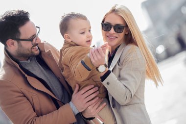 mutlu genç aile içinde şehir sokak