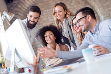 Grup Genç iş insanlar çalışmalarını birlikte modern ofis.