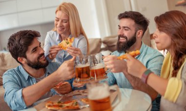 Evde eğlenmek, futbol maçı izlerken arkadaşlar.