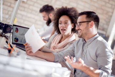 ofiste oturma ve iş planlama iş takım