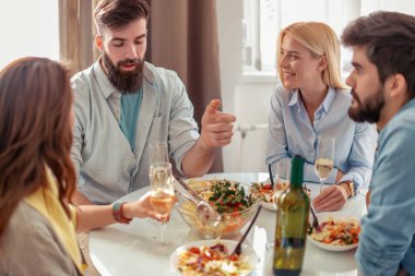 Evde birlikte yemeğe, mutlu anları zevk arkadaş.